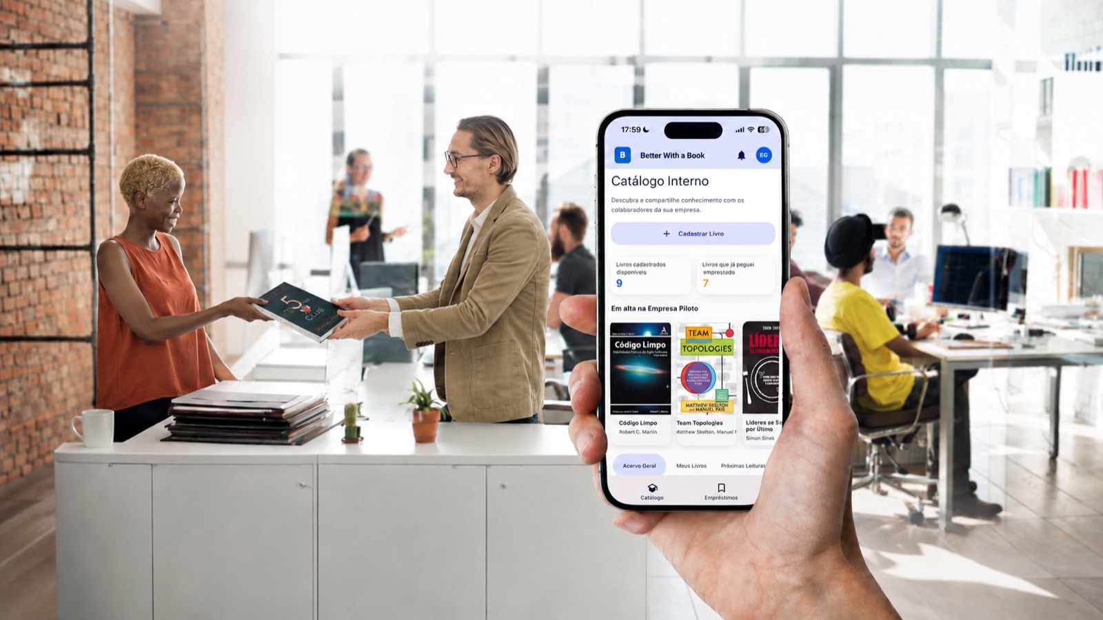 Colaboradores trocando um livro em um escritório, com o app Better With a Book aberto no catálogo interno em um celular